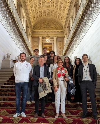 Dans l'escalier d'honneur après la visite